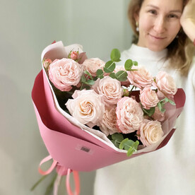 Нежный букет из кустовых пионовидных роз