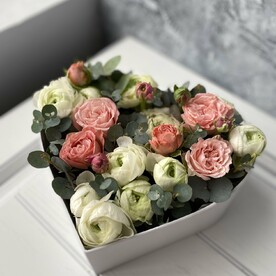 Сердце из ранункулюсов и роз