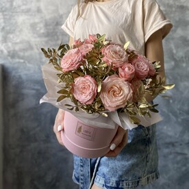 Шляпная коробка с пионовидными розами