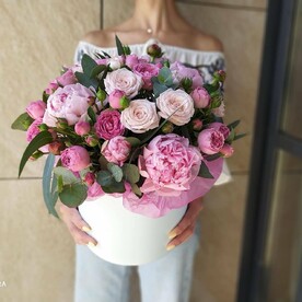 Шляпная коробка с пионами и пионовидными розами