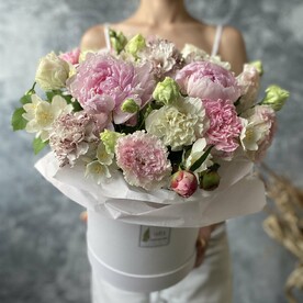 Коробка с пионами и эустомой