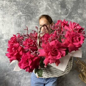 Корзина с малиновыми розами