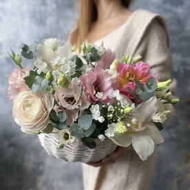 Корзинка с ранункулюсом