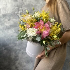 Коробочка с мимозой и тюльпанами