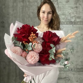 Букет из пионовидных роз и гортензии