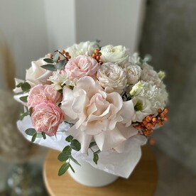 Коробка с ранункулюсом и пионовидными розами