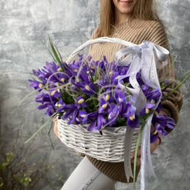 Корзина с ирисами
