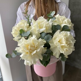 Кружевные белые розы в коробке