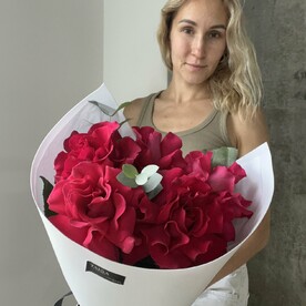 Малиновые кружевные розы