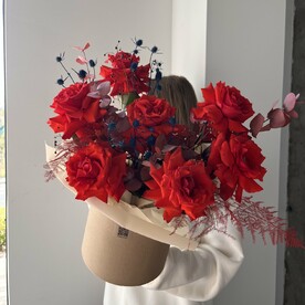 Алые розы в коробке