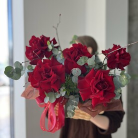 Корзинка с красными розами