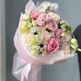 Букет из эустомы, гортензии и ранункулюсов.