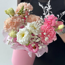 Коробочка с диантусами и эустомой