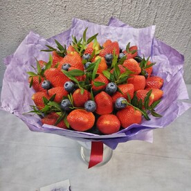 Клубничный букет