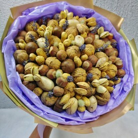 Букет из орехов