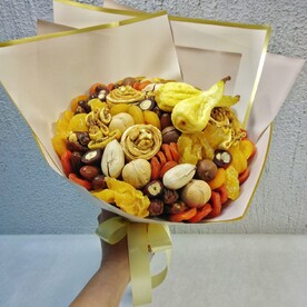 Букет из сухофруктов и орехов с декором из груши