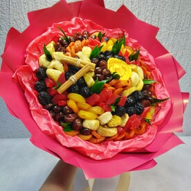 Букет из сухофруктов с манго и корицей