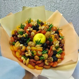 Букет из орехов и сухофруктов с лимоном и розмарином