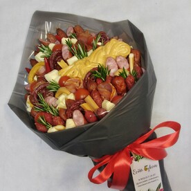 Букет мужской с копчеными колбасками, балыком и косичкой