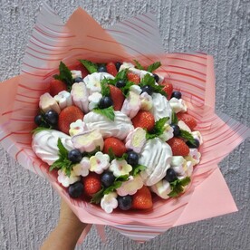 Сладкий букет с зефиром, маршмеллоу, клубникой и мятой