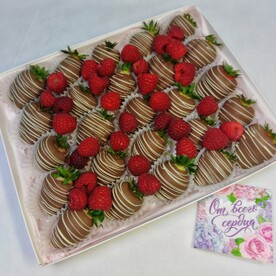 Набор 25 клубник в молочном шоколаде с малиной