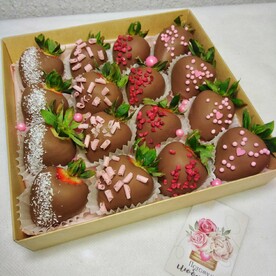 Набор 16 клубник в молочном шоколаде