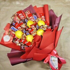 Букет из шоколадных батончиков с лимонами