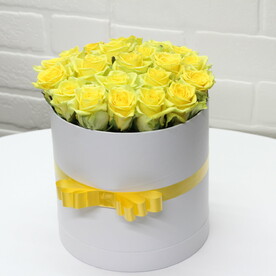 19 желтых роз в коробке