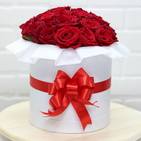 25 красных роз в коробке