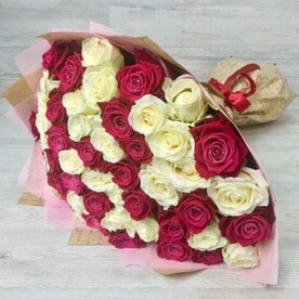 Букет из 51 микс розовых и белых роз в крафте