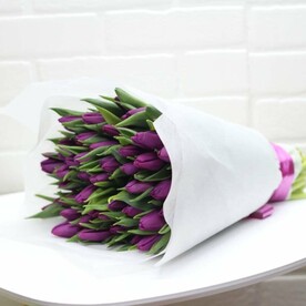 Букет из 51 фиолетовых тюльпанов