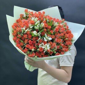 Букет из кустовых роз с альстромерией