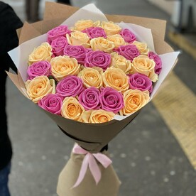 Букет из 29 микс роз в крафте