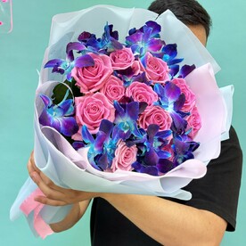 Волшебный микс из 11 роз с синими орхидеями