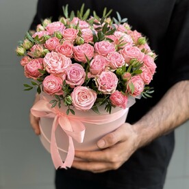 Букет из пионовидных кустовых роз в коробке