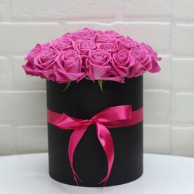 29 розовых роз в коробке