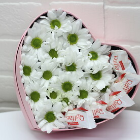 Радость моя, Хризантема в коробке сердце с раффаэлло