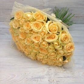 Букет из 31 кремовых розы в оформлении сеткой