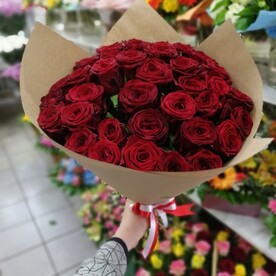 Букет из 31 красных роз в крафте