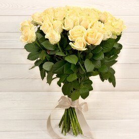 Букет из 31 кремовой розы в ленте