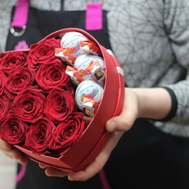 Розы в коробке "Сердечко со сладостями"
