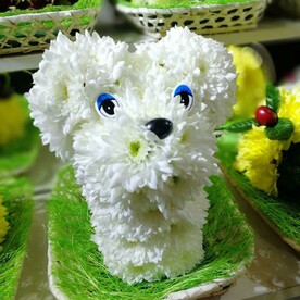Собачка  из белых кустовых хризантем