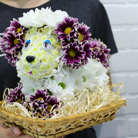 Собачка из живых цветов