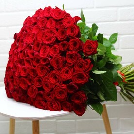 Красный букет из 101 розы открытка в подарок!