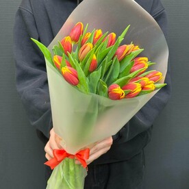 Букет из 25 тюльпанов в сизале, открытка в подарок!
