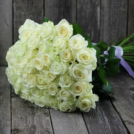 Букет из 51 белых роз в ленте