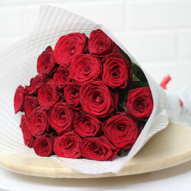 Букет из 19 красных роз