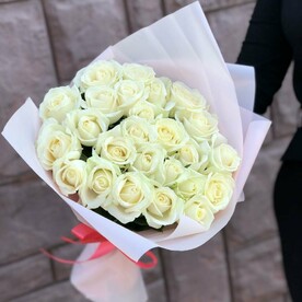 Букет из 29 белых роз