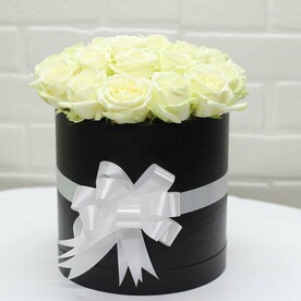 29 белых роз в стильной коробке