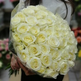 Букет из 39 белых роз в ленте